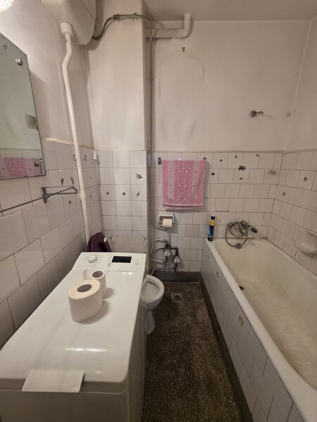Titan, 5 minute metrou, pe strada Adjud,  bloc reabilitat, decomandat