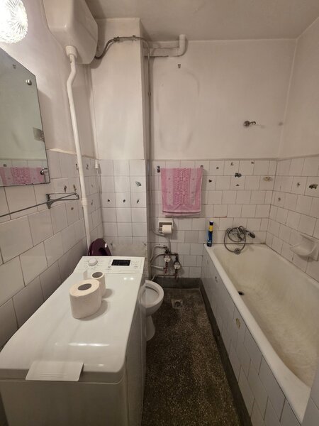 Titan, 5 minute metrou, pe strada Adjud,  bloc reabilitat, decomandat